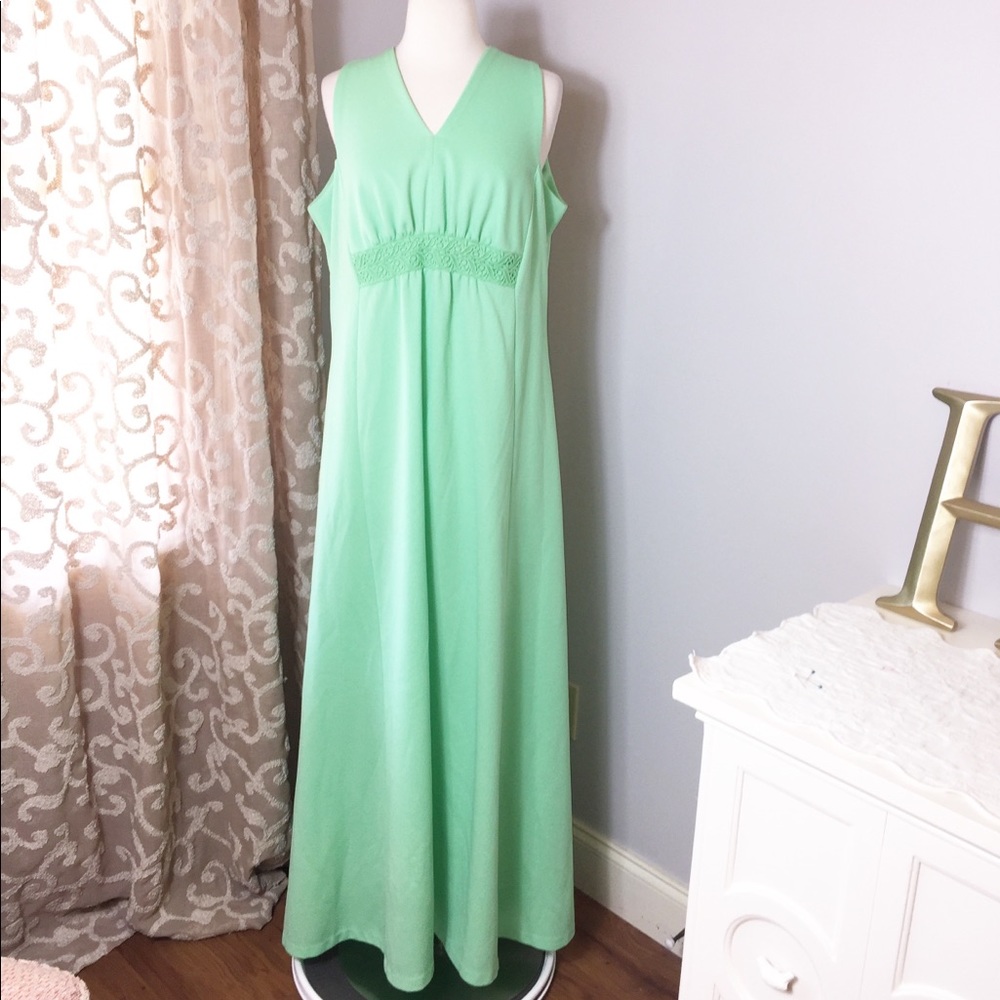 Vintage 1970’s Mint Sleeveless Gathered Empire Waist Housedress